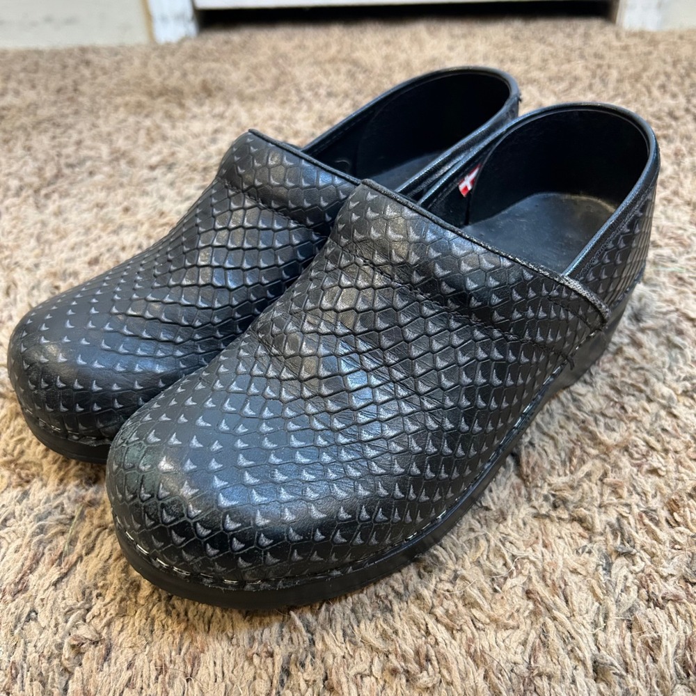 Sanita Professional Clogs Black Snakeskin Embossed Leather Nursing Shoe 38  READ